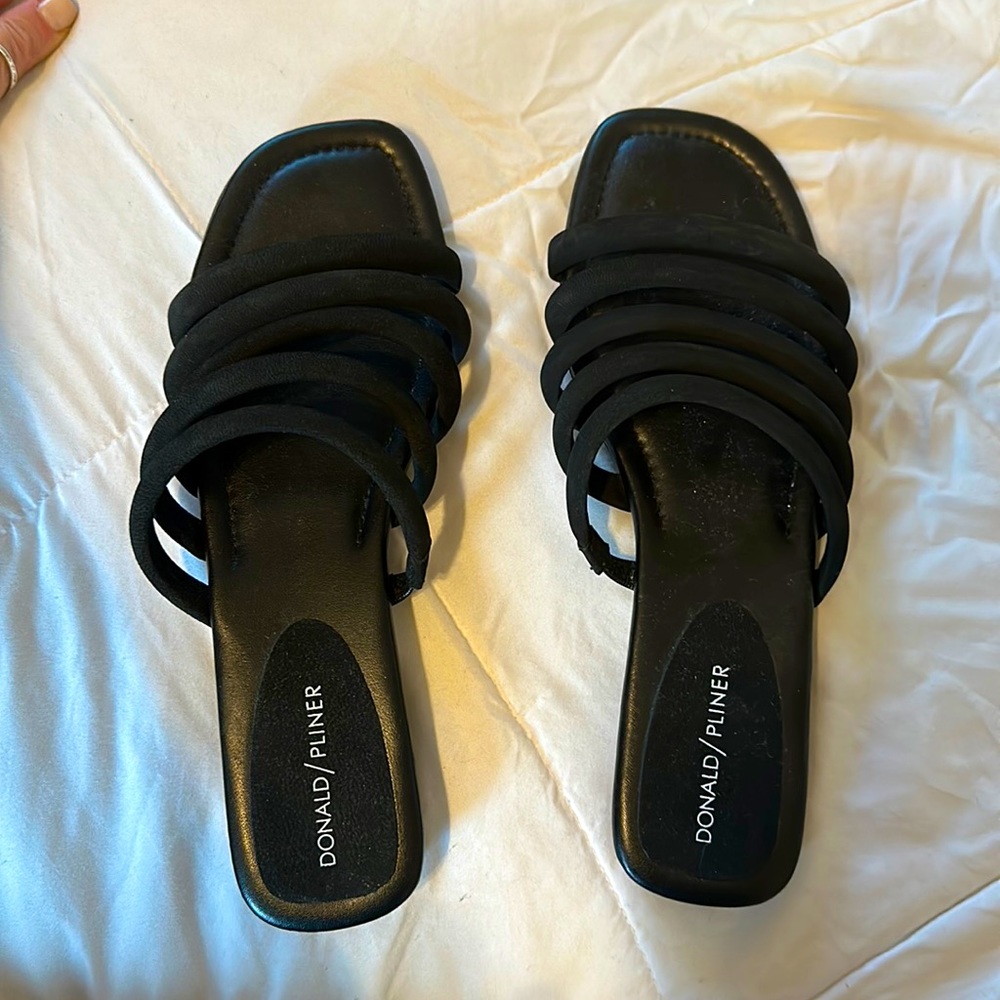 NWT Black Donald Pliner Kip Sandal